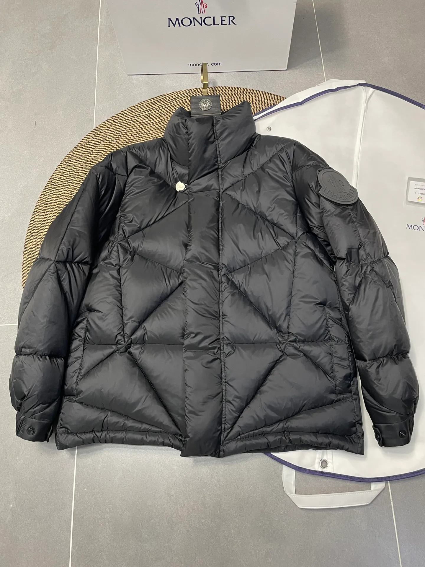 Moncler Pharrell Williams Series。 90 Moncler Genius ， Oak ， ， ， 。 ， 。 LOGO ， 。 Versatile ， ， 。 Size：1-5